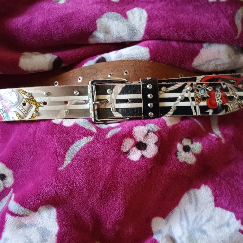 Stylish Women's Belt with Graphic Design